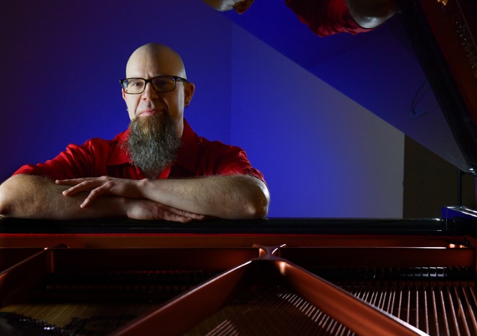Pianist Martin Graff presents the video companion for “Prism”, the intoxicating new single