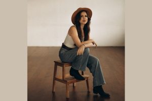 Not looking for the right path, but creating your own: VYNOHRADOVA releases “Dallas”
